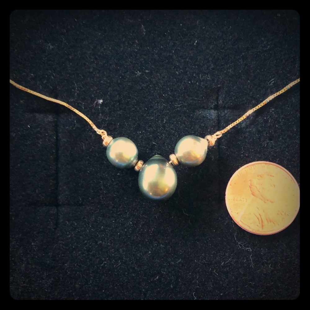 Three pearl pendant